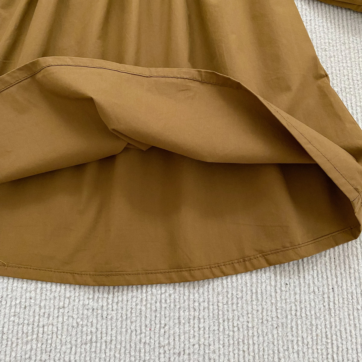 Robe brodée à col volanté