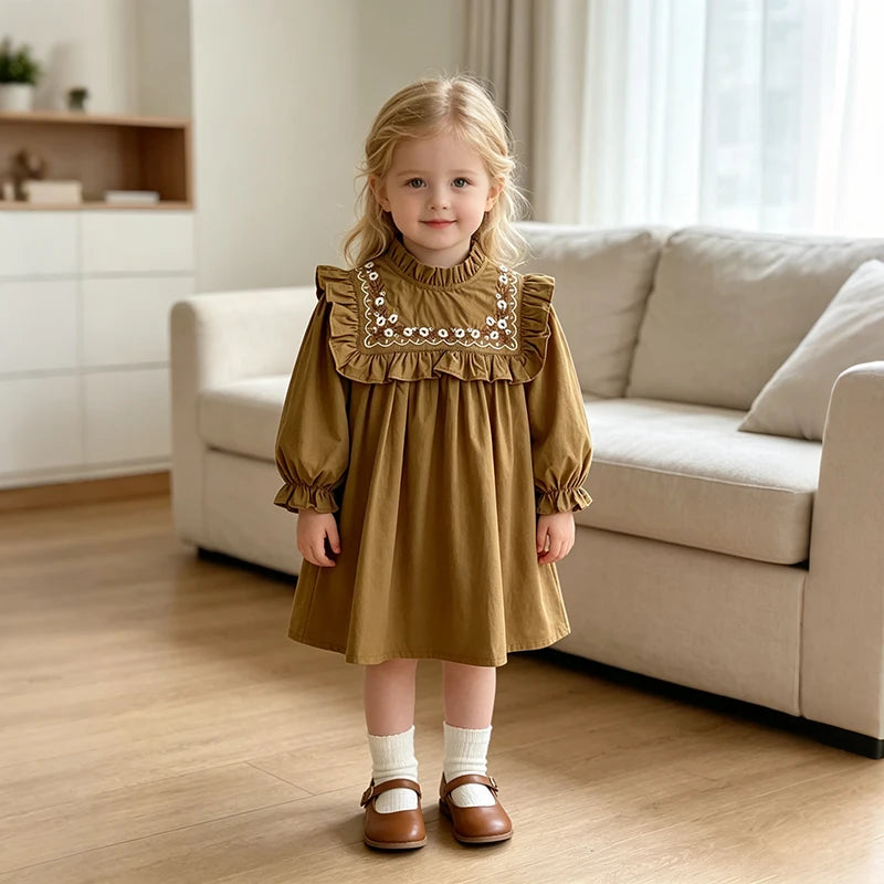 Robe brodée à col volanté