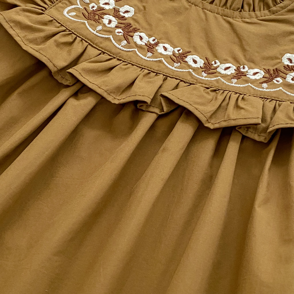 Robe brodée à col volanté