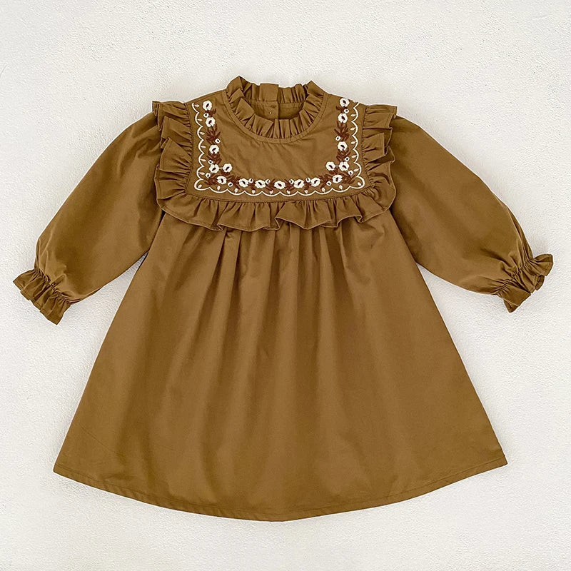 Robe brodée à col volanté