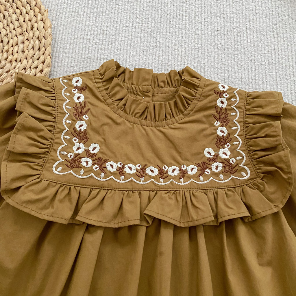Robe brodée à col volanté